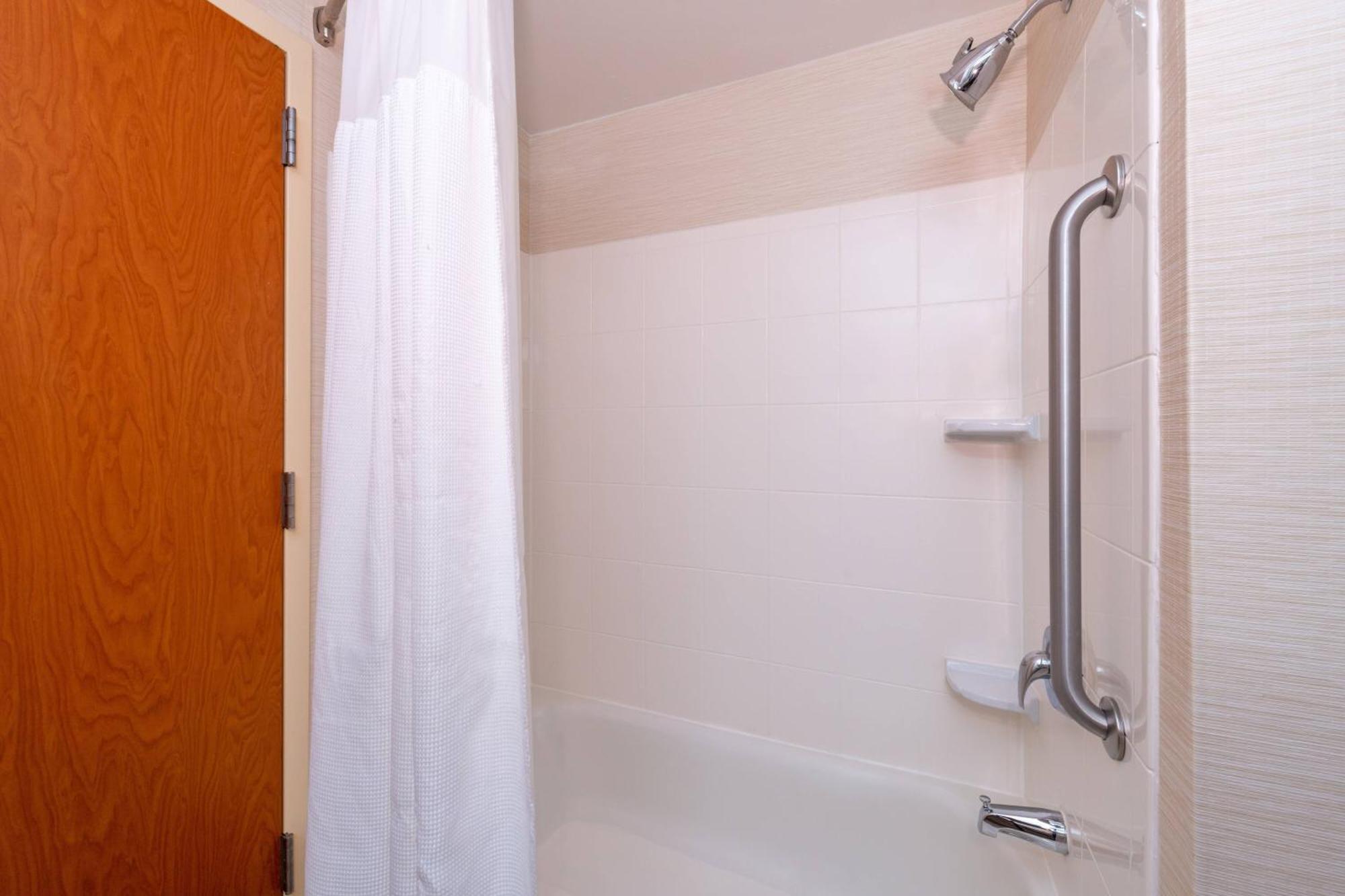 Fairfield Inn & Suites Greensboro Wendover Екстериор снимка