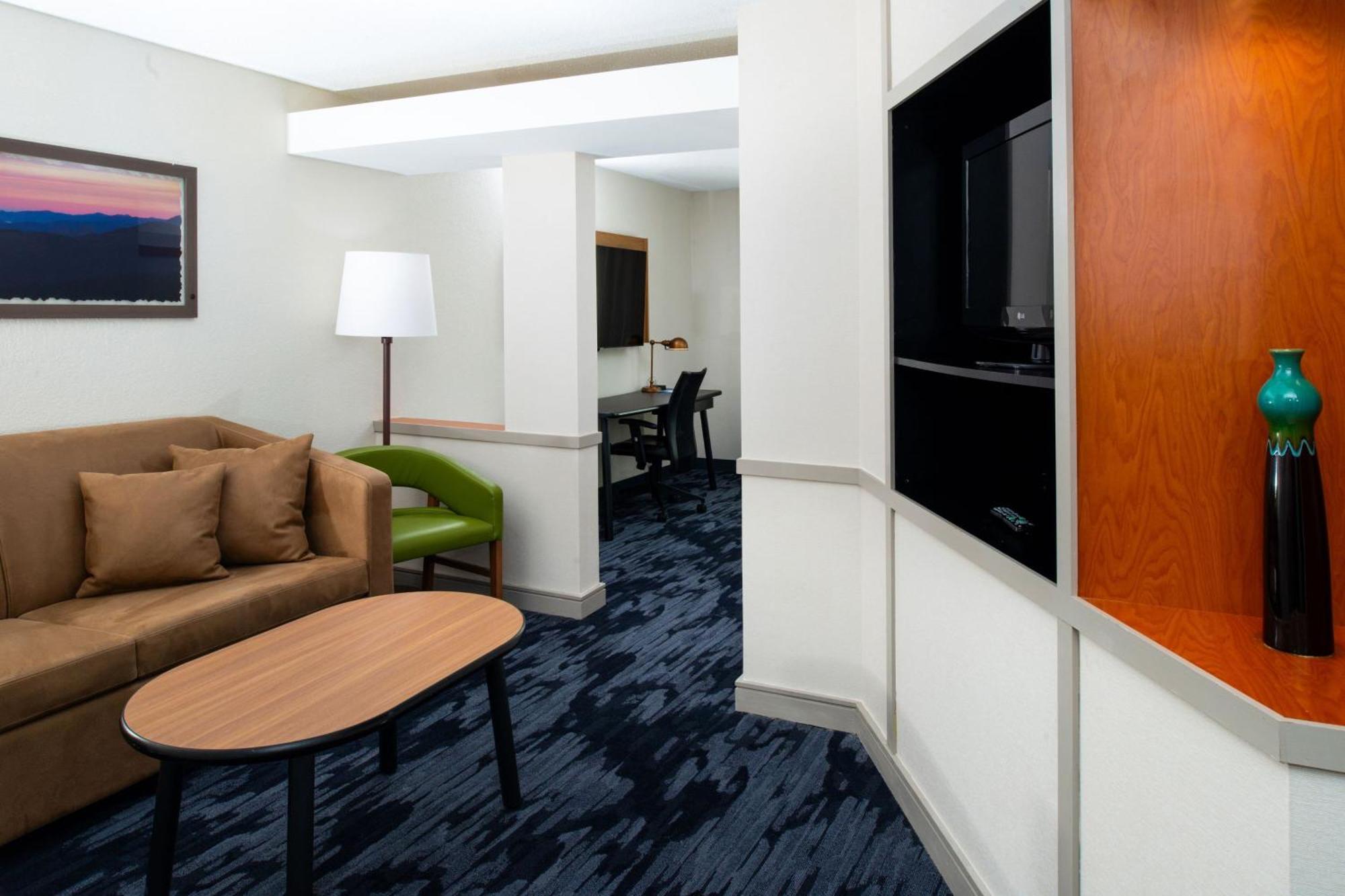 Fairfield Inn & Suites Greensboro Wendover Екстериор снимка