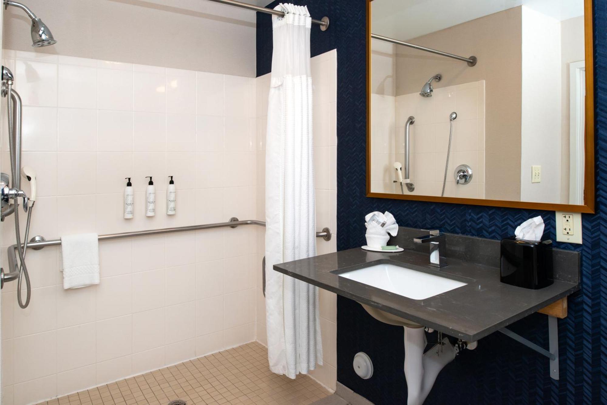 Fairfield Inn & Suites Greensboro Wendover Екстериор снимка