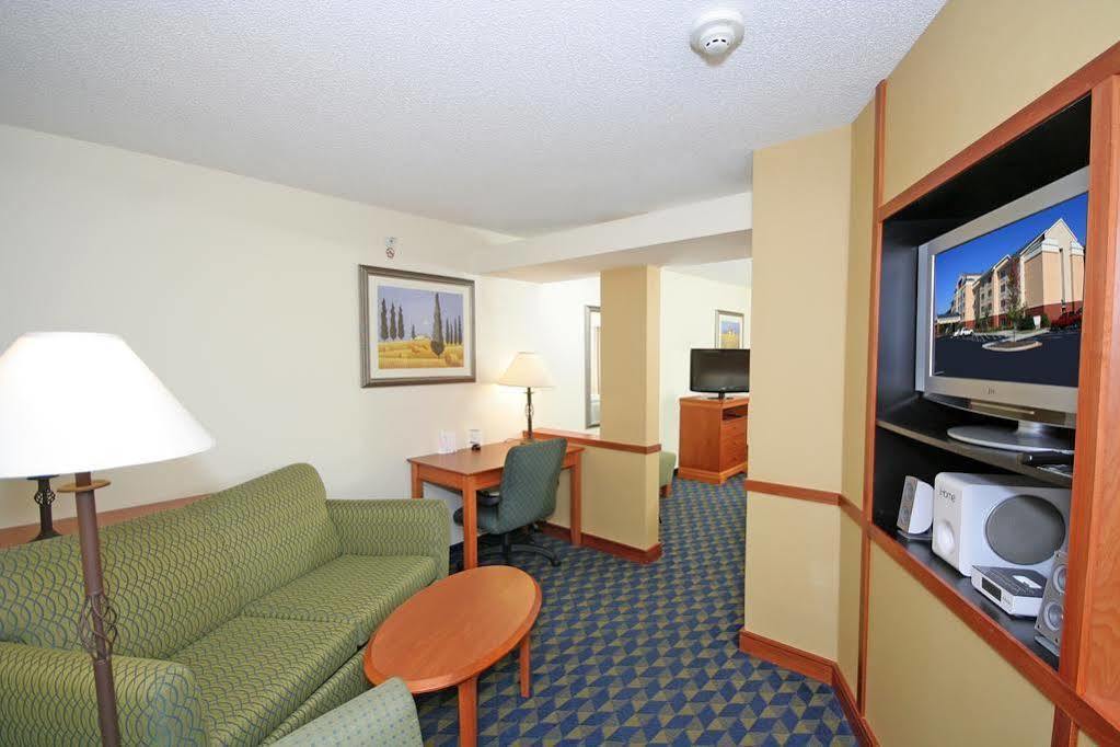 Fairfield Inn & Suites Greensboro Wendover Екстериор снимка